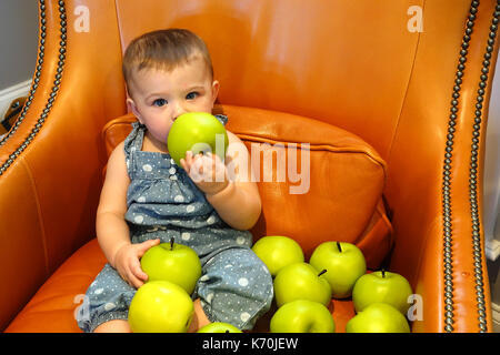 I bambini amano le mele Foto Stock