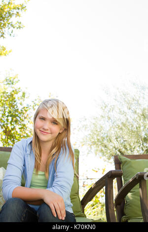Happy young teen ragazza fuori nel cortile. Foto Stock