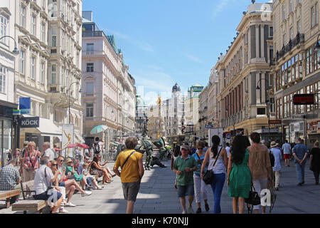 Vienna, Austria - 11 luglio 2015; una delle più famose vie pedonali graben strasse a vienna, Austria - 11 luglio 2015: i turisti a piedi attraverso Foto Stock