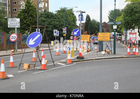 London, Regno Unito - 20 giugno: segni di traffico sulla strada a Westminster diversione di segnalazione a causa di lavori stradali in london, Regno Unito - 20 giugno 2012; Foto Stock