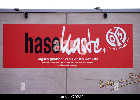 Magonza, Germania - 20 agosto 2017: Un segno e il logo del ristorante Hase Kaste nella Opel Arena del 1. FSV Mainz 05 il 20 agosto 2017 a Magonza. Foto Stock