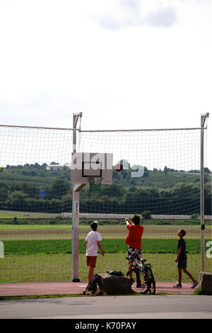 Magonza, Germania - 20 agosto 2017: Tre ragazzi che giocano a basket su un campo di pallacanestro nella Opel Arena del 1. FSV Mainz 05 il 20 agosto 2017 a M. Foto Stock