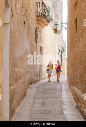 Strade strette della storica città fortificata di Mdina (Città Vecchia o Città Notabile) in Malta. Foto Stock