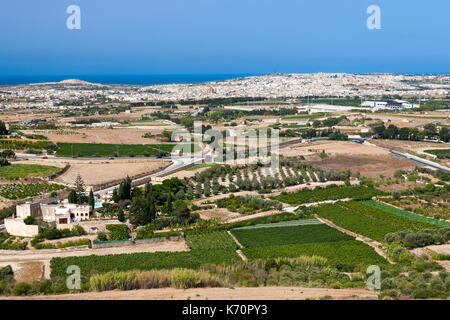 Vista su Malta verso Mosta dai bastioni della storica città fortificata di Mdina (Città Vecchia o Città Notabile). Foto Stock
