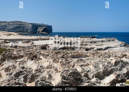 Paesaggi costieri nei pressi di Dwejra Bay sull'isola di Gozo a Malta. Essa è stata l'impostazione per il matrimonio Dothraki scena nel gioco di troni. Foto Stock