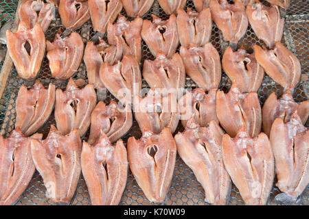 Pesci secchi sulla griglia, essiccato striped snakehead pesce nel mercato Foto Stock