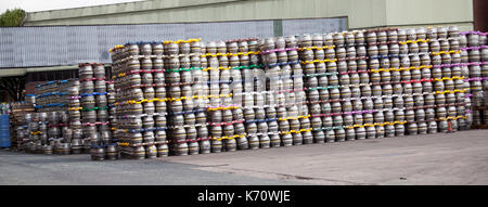 Migliaia di barili in birreria stoccate su Foto Stock