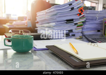 Concetto di carico di lavoro del documento, la pila di documenti incompiuto sulla scrivania in ufficio, risma di carta aziendale Foto Stock