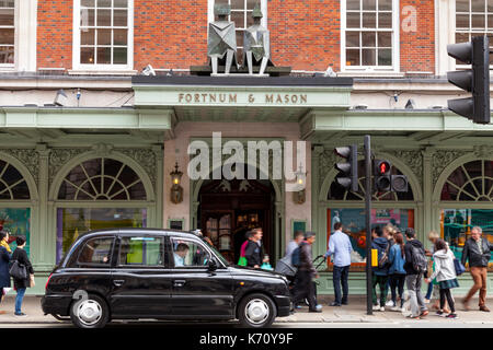 Il Fortnum & Mason department store di Piccadilly, Londra, Inghilterra, Regno Unito Foto Stock