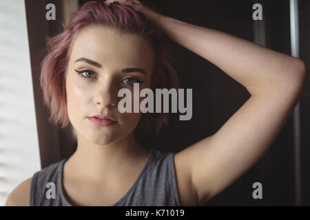 Ritratto di giovane donna con capelli tinti a casa Foto Stock