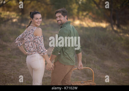 Ritratto di coppia felice avendo divertimento durante una vacanza di safari Foto Stock