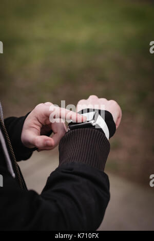 Close-up di womans mano utilizzando smartwatch Foto Stock