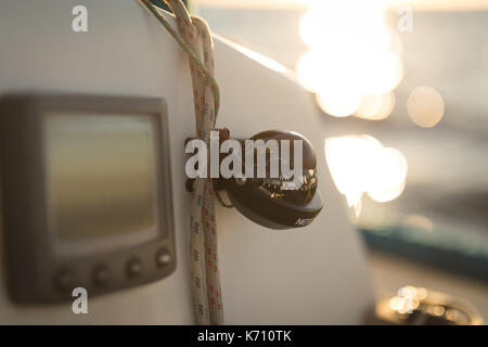 Close-up della bussola sulla barca Foto Stock