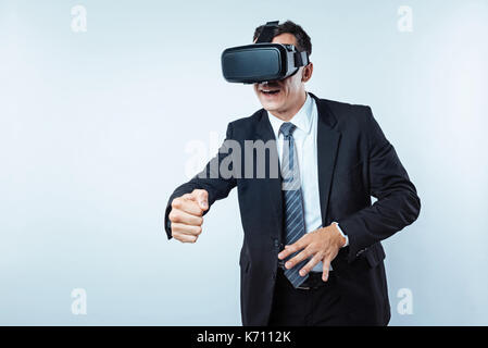 Dipendente d'ufficio la riproduzione di giochi di realtà virtuale Foto Stock