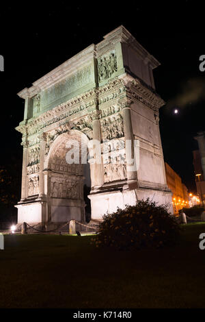 L'Arco di Traiano illuminate nella notte a Benevento (Italia) Foto Stock