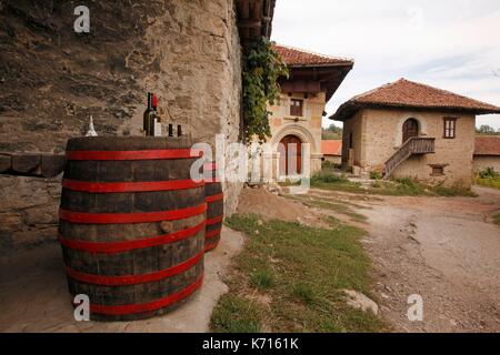 La Serbia, Rogljevo, Serbia grazie a due francesi uno dei vigneti più vecchi di Europa si ravviva con una quindicina di vecchi di secoli di tradizione. Nel XIX secolo il borgo di Rogljevo vino esportato in tutta l'Europa. Nel 1864 pagati in golden Napoleone questo vino serbo viene assegnato in mostre internazionali e veniva servita presso il castello di Versailles, poi più tardi il Titanic. La cantine Rogljevo costruita di pietra sono iscritti sulla lista di eccezionale storico e gli enti culturali di Serbia e sono stati presentati per la iscrizione sul Patrimonio Mondiale UNESCO Foto Stock