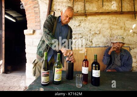 La Serbia, Rogljevo, serbo Vintners preparare i loro vini Foto Stock