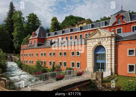 Francia, Ariège, Ax les Thermes, edificio storico delle terme sotto un cielo tempestoso Foto Stock