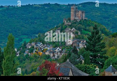 Francia, Aveyron, Najac, elencati a grandi siti turistici in Midi Pirenei, indicati come i più bei villaggi di Francia, villaggio sperone e il suo castello medievale Foto Stock