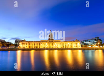 Vista panoramica della luce custom house presso la città capitale di Dublino in Irlanda. Foto Stock