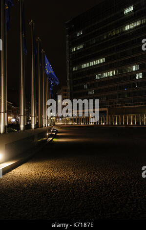 Bandiere europee di fronte alla Comissione europea edificio a notte. Bruxelles Belgio. 2017 Foto Stock