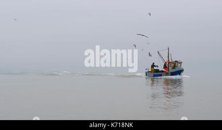 Peschereccio tornando a riva Foto Stock