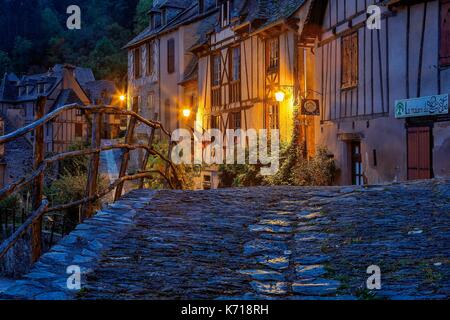 Francia, Aveyron, elencati a grandi siti turistici in Midi Pirenei, Conques, indicati come i più bei villaggi di Francia, via del borgo dopo il tramonto Foto Stock