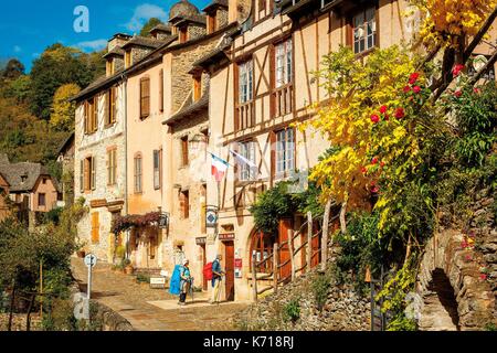 Francia, Aveyron, elencati a grandi siti turistici in Midi Pirenei, Conques, indicati come i più bei villaggi di Francia, sindaco e main street Foto Stock