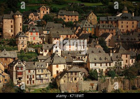 Francia, Aveyron, elencati a grandi siti turistici in Midi Pirenei, Conques, indicati come i più bei villaggi di Francia, vista generale del villaggio al tramonto Foto Stock