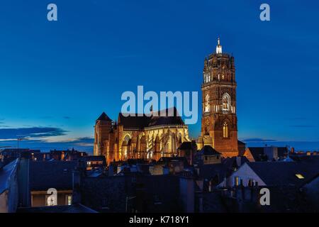 Francia, Aveyron, elencati a grandi siti turistici in Midi Pirenei, Rodez, Notre Dame de Rodez catedral, Cattedrale di notte illuminata Foto Stock