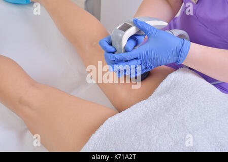 Giovane bella donna prende corpo professionale forma di trattamento in una clinica di bellezza Foto Stock