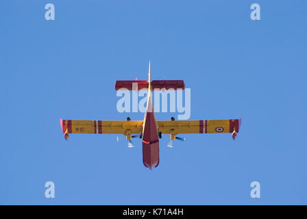 Canadair CL-415 di antenna francese di lotta antincendio task force nel funzionamento durante gli incendi forestali Foto Stock