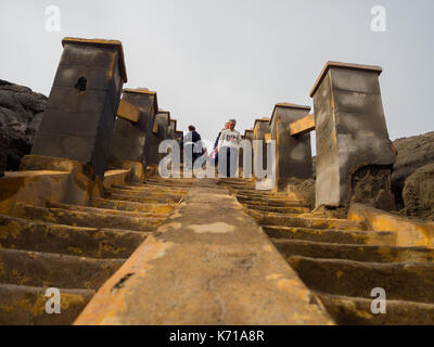Bromo, Indonesia - 12 luglio, 2o17 : turisti dowstairs a piedi e al piano di sopra alla sommità del monte bromo, active monte bromo è uno dei più visite Foto Stock