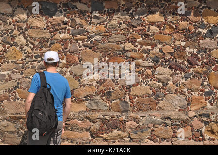 Viaggiatori con lo zaino in visita a un unico e storico luogo. (Piramidi di Teotihuacan in Messico) Foto Stock