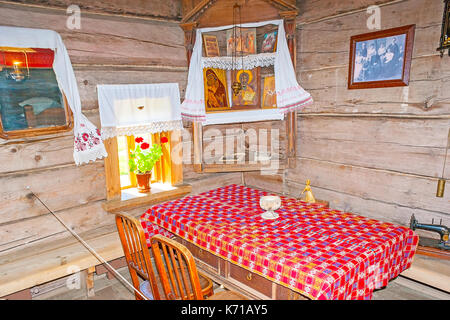 Suzdal, Russia - luglio 1, 2013: la camera in legno vecchio izba del museo di architettura in legno e vita contadina - l'icona nell'angolo sopra la tabella, Foto Stock