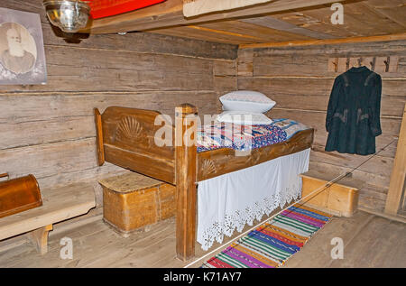 Suzdal, Russia - luglio 1, 2013: il vecchio letto in camera di legno izba, museo di architettura in legno e vita contadina , il 1 luglio a Suzdal'. Foto Stock