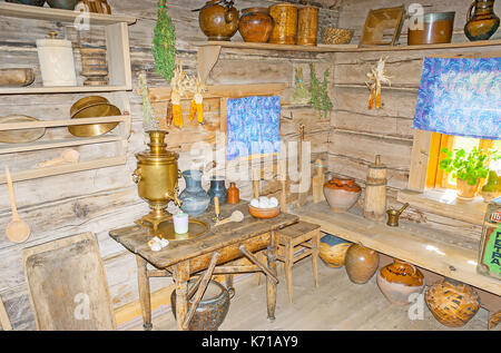 Suzdal, Russia - luglio 1, 2013: la cucina in legno izba nel museo di architettura in legno e vita contadina, samovar e antiche conserve di stoviglie a Foto Stock