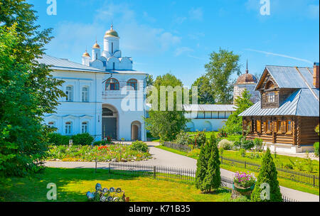 Il teritorry storico di pokrovsky (intercessione) monastero con ombroso giardino verde, legno le celle delle monache, Annunciazione medievale chiesa di gate e massiccia Foto Stock