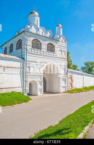 La medievale porta principale di intercessione (pokrovsky) monastero è condito con i campanili di annunciazione chiesa di gate, Suzdal, Russia. Foto Stock