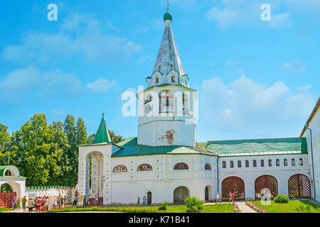 Suzdal, Russia - luglio 1, 2013: il Cremlino conserve rocca che fu amministrativa e religiosa del centro città, il 1 luglio a Suzdal'. Foto Stock