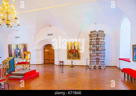 Suzdal, Russia - luglio 1, 2013: interno dell arcivescovo di camere (camera trasversale) nel Cremlino, oggi è che serve come museo con molte conserve artif Foto Stock