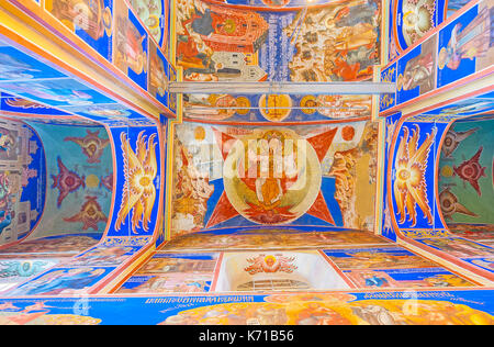 Suzdal, Russia - luglio 1, 2013: il soffitto della cattedrale della natività nel Cremlino di Suzdal è decorata con icona della Santissima Trinità, il 1 luglio a Suzdal'. Foto Stock