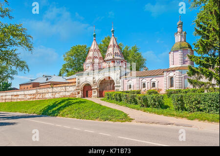 Le porte sante del convento rizopolozhensky (deposizione della veste) serve come entrata principale della fortificazione medievale monastero, Suzdal, Russia. Foto Stock