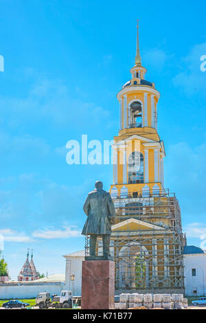 La piazza Rossa a suzdal - il monumento a Vladimir Lenin sorge di fronte al reverendo torre campanaria del convento rizopolozhensky (deposizione della veste), Foto Stock