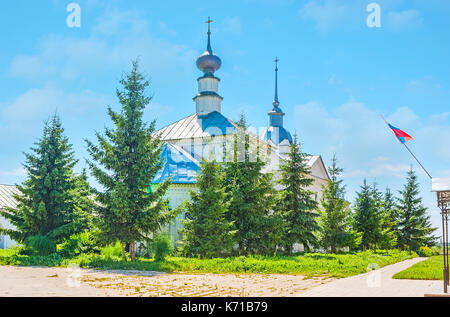 La croce la chiesa di San Nicola è circondato da numerosi alberi di conifere, nascondendola dai raggi solari, Suzdal, Russia. Foto Stock