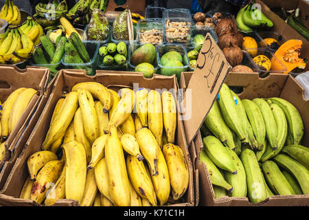 Selezione di frutti africani sul mercato in stallo Londra Foto Stock