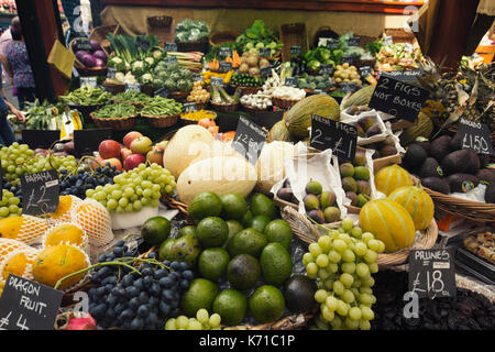 Una selezione di frutta fresca sul mercato coperto che mostra a Londra Foto Stock