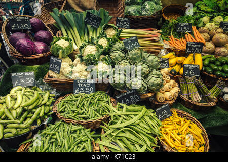 Selezione di verdure fresche sui mercati Display di stallo Foto Stock