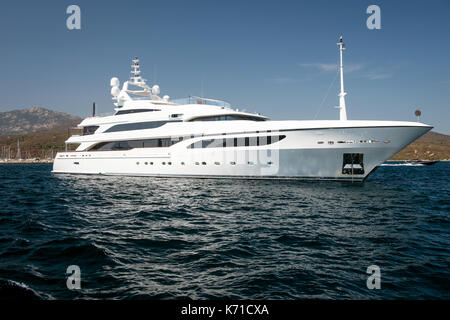 Grande luxury motor yacht in mare blu Foto Stock