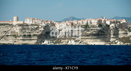 Vista panoramica della città di Bonifacio e scogliere, Corsica, Francia Foto Stock